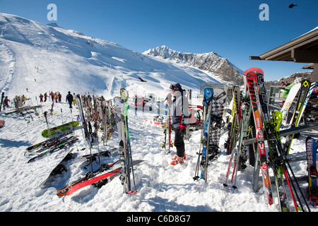 Skifahrer bin Hintertuxer Gletscher, Skifahrer am Hintertuxer Gletscher Stockfoto