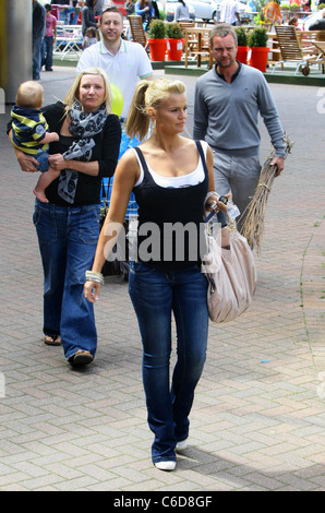 Kerry Katona und ihrem neuen Maler und Dekorateur Freund Adam Waldron Einkaufen bei Ikea in Purley Weg mit Freunden. Croydon, Stockfoto