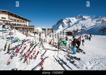 Skifahrer bin, Tuxer Fernerhaus, Skifahrer, Tuxer Ferner Haus Stockfoto