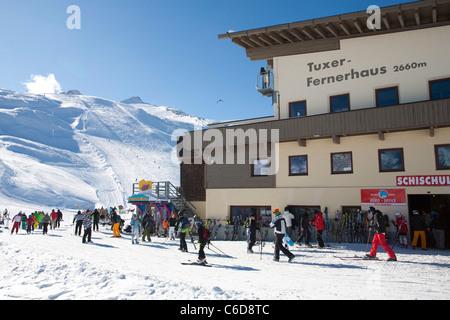 Skifahrer bin, Tuxer Fernerhaus, Skifahrer, Tuxer Ferner Haus Stockfoto