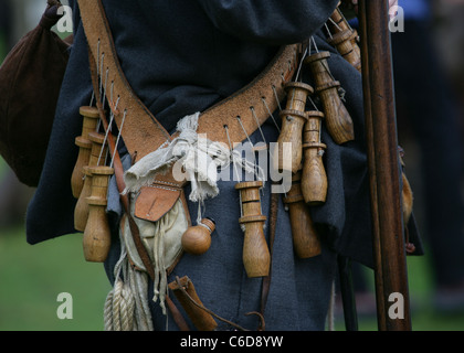 Close-up Portrait eines Mitglieds [Frasers Dragoner], ein 17. Jahrhundert Reenactment Gesellschaft, zeigt seinen Schießpulver-Lagerung-Gürtel Stockfoto