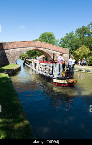 Narrowboat am Grand Union Canal bei Foxton sperrt gehen unter der Brücke Stockfoto