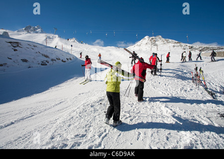 Skifahrer Auf der Piste, Abfahrt, Hintertuxer Gletscher, Skifahrer am Hintertuxer Gletscher Stockfoto