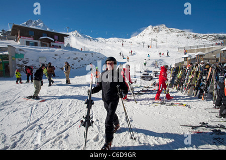 Skifahrer bin Hintertuxer Gletscher, Skifahrer am Hintertuxer Gletscher Stockfoto