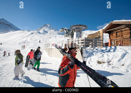 Skifahrer bin Hintertuxer Gletscher, Skifahrer am Hintertuxer Gletscher Stockfoto