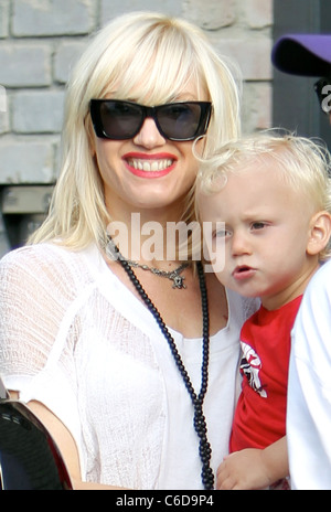 Sängerin Gwen Stefani und ihr Sohn Zuma verlassen Memorial Day Party in einer privaten Residenz in Mailbu auf dem Pacific Coast highway Stockfoto