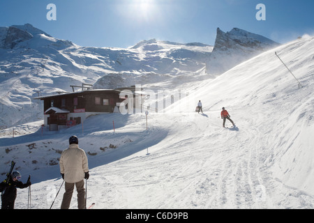Skifahrer Auf der Piste, Abfahrt, Hintertuxer Gletscher, Skifahrer am Hintertuxer Gletscher Stockfoto