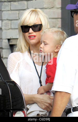 Sängerin Gwen Stefani und ihr Sohn Zuma verlassen Memorial Day Party in einer privaten Residenz in Mailbu auf dem Pacific Coast highway Stockfoto