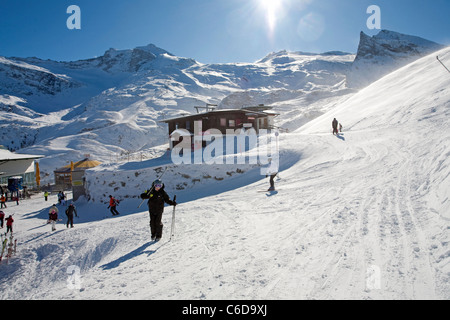 Skifahrer auf der Sommerbergalm, 2100 Meter, Hintertuxer Gletscher, Hintertux, Zillertal, Tirol, Österreich, Europa Stockfoto