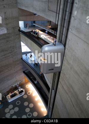 Atrium mit Aufzug im Mercedes Benz Museum in Stuttgart Deutschland Stockfoto