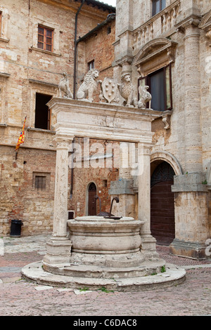 Auch auf der Piazza Grande, Platz in der mittelalterlichen Stadt Montepulciano; Siena; Toskana; Italien; Europa Stockfoto