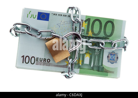 Euro-Banknoten mit Schloss und Kette. Stapel von Geld für Sicherheit und Investitionen. Stockfoto