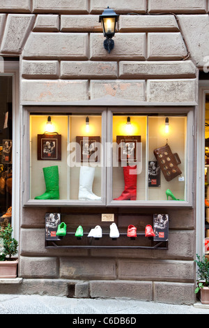 Schuhe und Stiefel im Modegeschäft, Montepulciano, Toskana, Italien Stockfoto