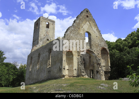 Die Ruinen des verlassenen mittelalterlichen Franziskaner-Kloster St. Katharina von Alexandrien im männlichen Karpaty, Slowakei gewidmet. Stockfoto