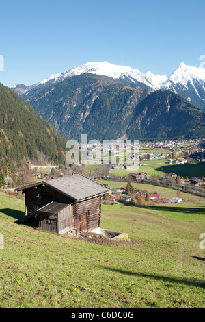 Blick Auf Mayrhofen, Beliebter Ferienort Und Marktgemeinde Im Zillertal, Mayrhofen, bekannte und beliebte Urlaubsgebiet Stockfoto