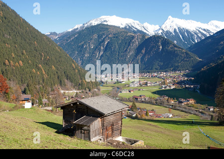 Blick Auf Mayrhofen, Beliebter Ferienort Und Marktgemeinde Im Zillertal, Mayrhofen, bekannte und beliebte Urlaubsgebiet Stockfoto