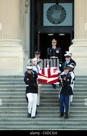 US militärische Ehrenwache tragen den Sarg von Senator Robert Byrd (D -WV), der US-Senat Treppenstufen nach liegend in Ruhe für Stockfoto