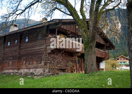 Altes Tiroler Renovierungen in Mayrhofen, altes Bauernhaus, Mayrhofen Stockfoto