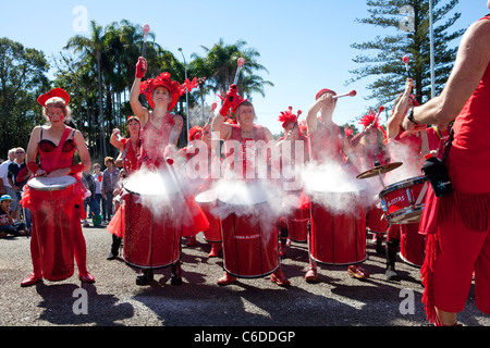 Northern Rivers durchführen Trommeln Gruppe, The Samba Blisstas, bei der Eröffnung des Alstonville Bypass Stockfoto