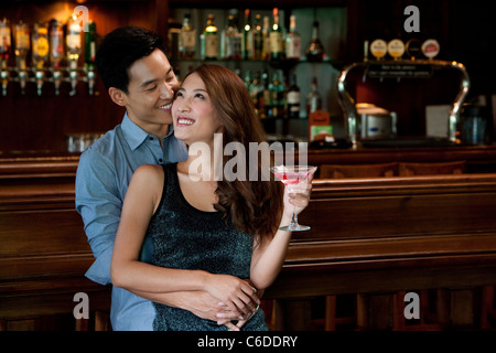 Paar genießt Cocktails zusammen Stockfoto