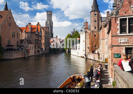 Belfried, das Rathaus und Kanal, Brügge, Brügge, UNESCO-Weltkulturerbe, Belgien, Europa Stockfoto