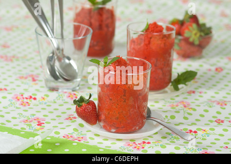 Erdbeer-Granita mit Minze im Glas Stockfoto