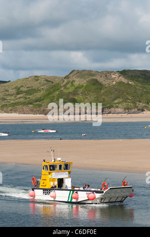 Urlauber auf der Fähre von Rock in Padstow in Cornwall, England reisen. Stockfoto