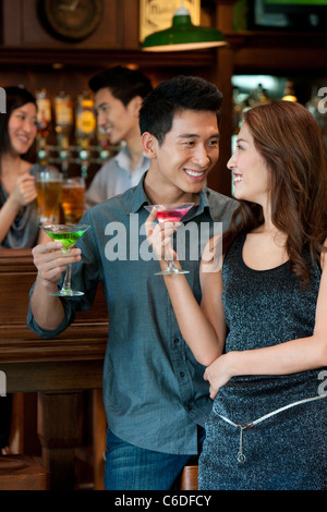 Paar genießt Cocktails zusammen Stockfoto