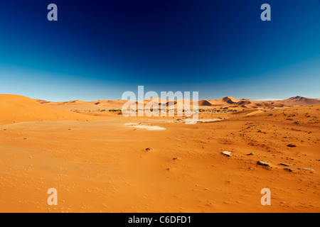 berühmte Deadvlei mit toten Bäumen im ausgetrockneten Salzsee, der Wüste Landschaft der Namib im Sossusvlei, Namib-Naukluft-Nationalpark, Namibia Stockfoto