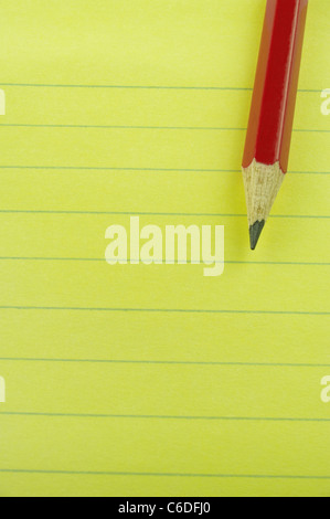 gesäumt von roten Bleistift und Papier Stockfoto