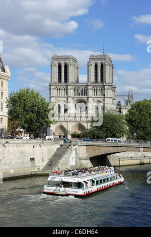 Ein Ausflugsschiff Kreuzfahrt auf der Seine in Paris, kurz vor der Kathedrale Notre-Dame zu übergeben Stockfoto