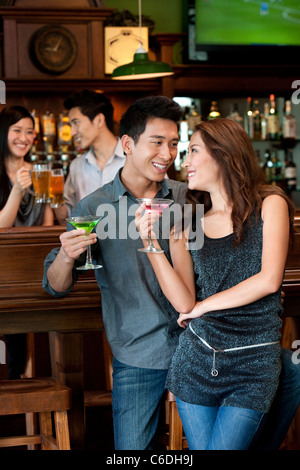 Paar genießt Cocktails zusammen Stockfoto