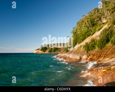 Wellen fegen über die Sandstein-Küste von dargestellter Felsen-Staatsangehöriger Lakeshore und schöne Designs in den Felsen schnitzen. Stockfoto