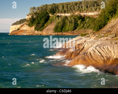 Wellen fegen über die Sandstein-Küste von dargestellter Felsen-Staatsangehöriger Lakeshore und schöne Designs in den Felsen schnitzen. Stockfoto