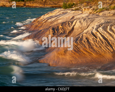 Wellen fegen über die Sandstein-Küste von dargestellter Felsen-Staatsangehöriger Lakeshore und schöne Designs in den Felsen schnitzen. Stockfoto