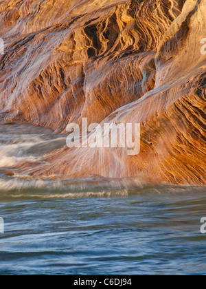 Wellen fegen über die Sandstein-Küste von dargestellter Felsen-Staatsangehöriger Lakeshore und schöne Designs in den Felsen schnitzen. Stockfoto