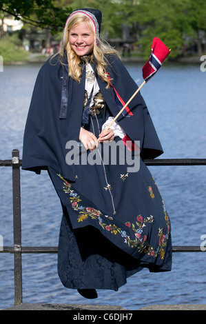 Norwegischen Mädchen tragen die traditionelle norwegische Bunad um den Nationalfeiertag am 17. Mai feiern Stockfoto