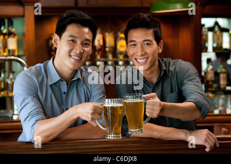 Freunden in einer Bar entspannen Stockfoto