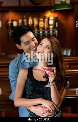 Paar genießt Cocktails zusammen Stockfoto