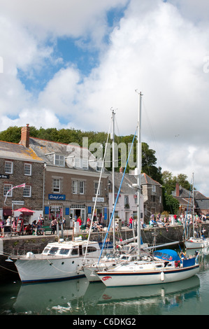 Boote vertäut im hübschen Hafen im Fischerdorf Dorf von Padstow, Cornwall, England. Stockfoto