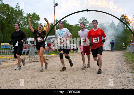 Tough Mudder Teilnehmer Ziellinie die. Tough-Mudder ist eine eintägige Extremsport Herausforderung. Teilnehmer zu navigieren einer Stockfoto