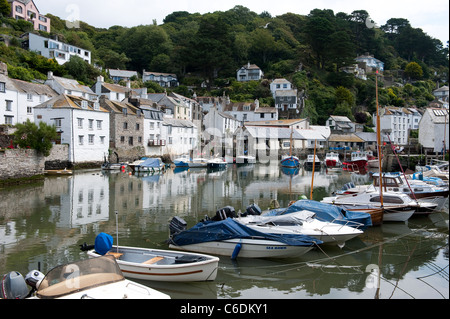 Schöne Aussicht auf den Hafen in das hübsche Fischerdorf Dorf Polperro, Cornwall, England. Stockfoto