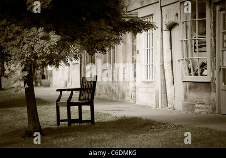 Eine verträumte Bild von einem alten Englisch Straßenszene mit einem altmodischen-Shop und eine Bank in Chipping Camden England gedreht Stockfoto