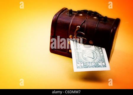 Holz Cashbox isoliert auf gelb Stockfoto