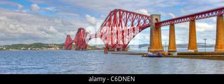 HDR-Bild von der Welt berühmten Forth Rail Bridge über den Firth of Forth in Schottland. Stockfoto