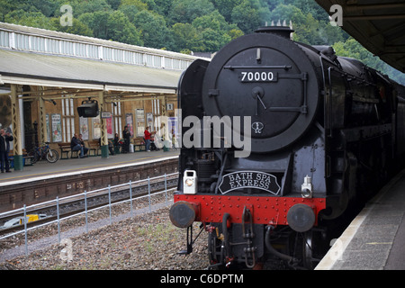 Bath Spa Express Dampfzug zieht in Bath Spa Bahnhof in Bath, Somerset UK im August Stockfoto