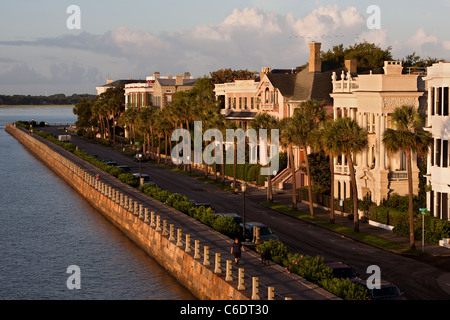 Gesamtüberblick über die Batterie in Charleston, South Carolina mit historischen Häuser am Hafen Wasser. Stockfoto