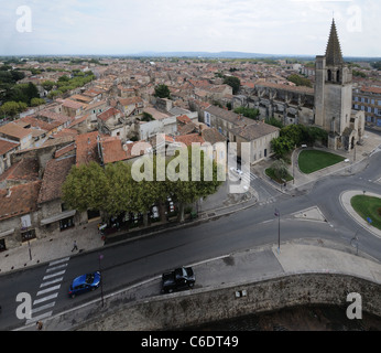 Saint Martha Church gegründet im 10. Jahrhundert mit romanischen und gotischen Elementen von Schloss Chateau von Tarascon Gard Frankreich gesehen Stockfoto