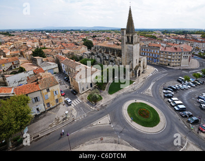 Saint Martha Church gegründet im 10. Jahrhundert mit romanischen und gotischen Elementen von Schloss Chateau von Tarascon Gard Frankreich gesehen Stockfoto