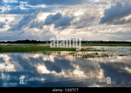 Blick über den Sumpf in der Nähe von Sullivans Island, South Carolina bei Sonnenuntergang während der Flut. Stockfoto